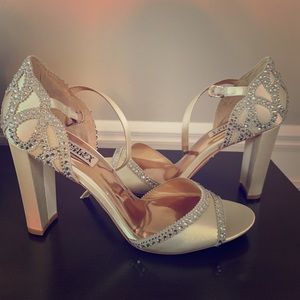 NWT Badgley Mischka Ivory Satin Kelly Heels
